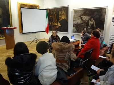 Promotrice del movimento � Giulia Giacchetti Boico, nipote di uno dei deportati, che ha imparato l'italiano da autodidatta e lo insegna in una piccola "scuola" allestita nello scantinato di casa. Nella stanza campeggiano la bandiera dell'Italia...